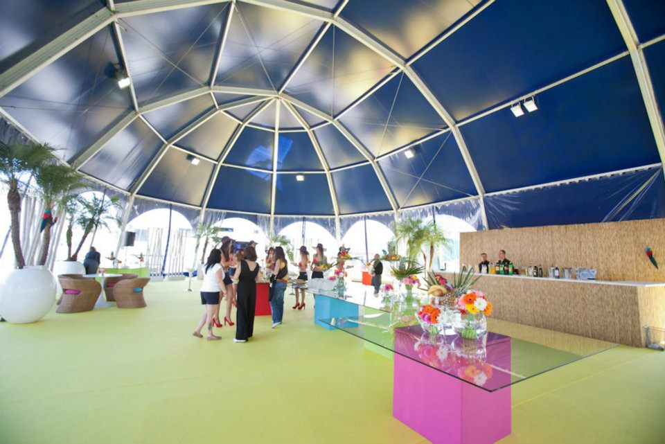 Large corporate event structure for hospitality